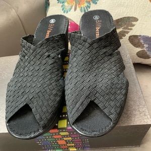 NWT Bernie Mev Gem Peep Toe Wedges